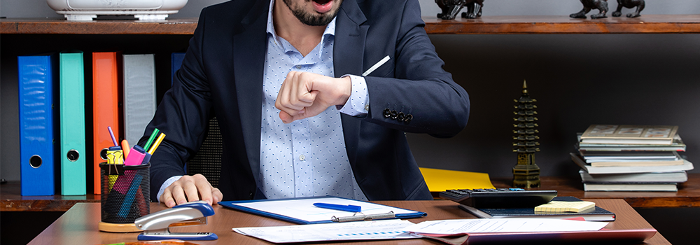 homme qui fait des heures supplémentaires